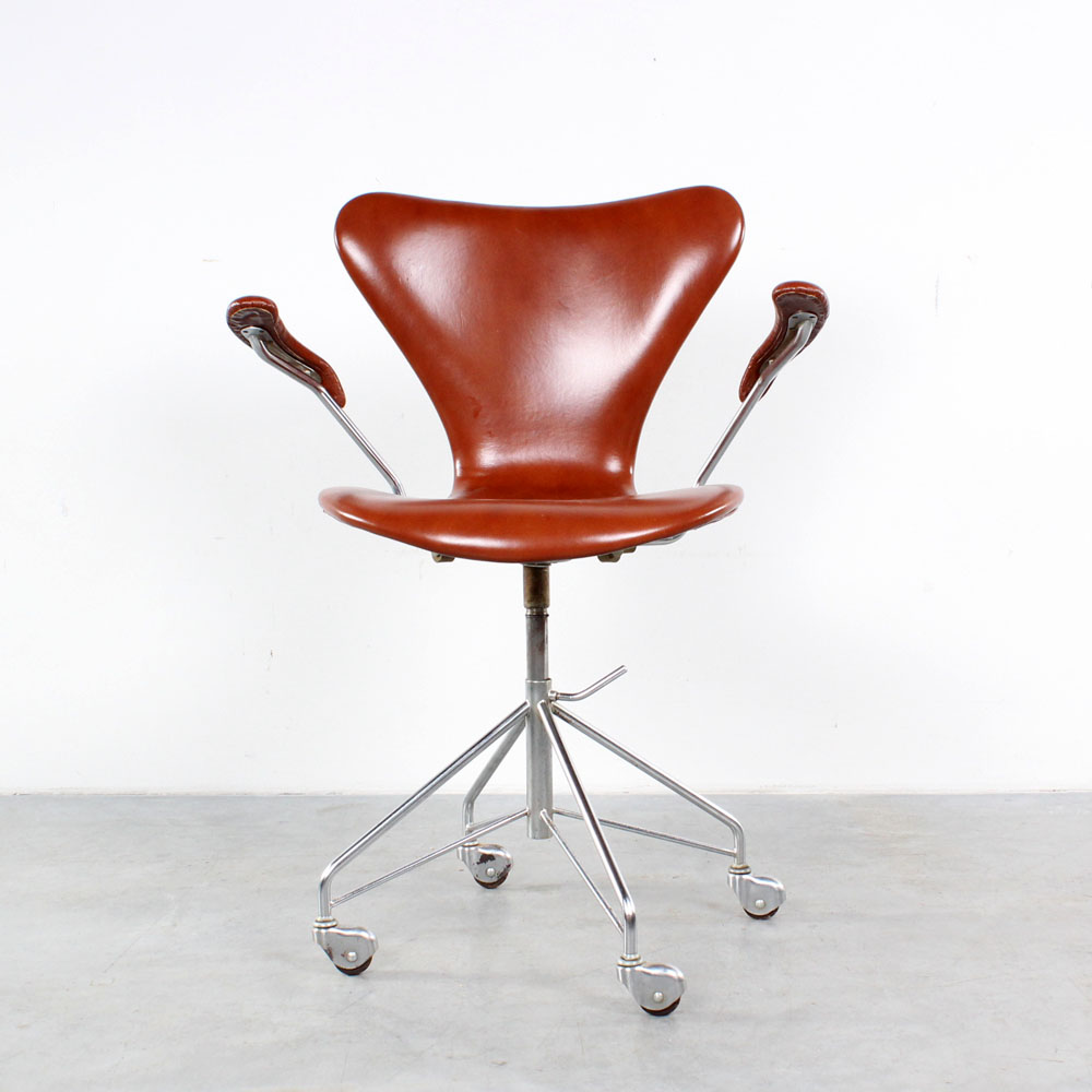Monografie Allemaal Kruipen Fritz Hansen desk chair design Arne Jacobsen bureaustoel – studio1900